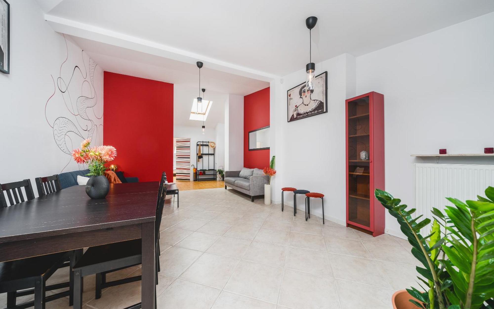 Unique Spacious 3 Bedroom - Old Town Loft - By Upstairs Apartment